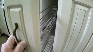 СНИмАЕМ бутылочный ящик кухни.