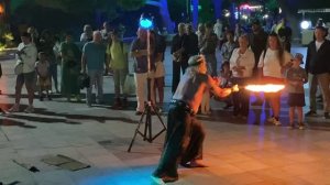 Набережная Ялты - факир показывает свои фокусы
