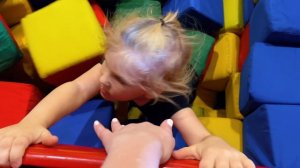 Играем в прятки в большом игровом центре.