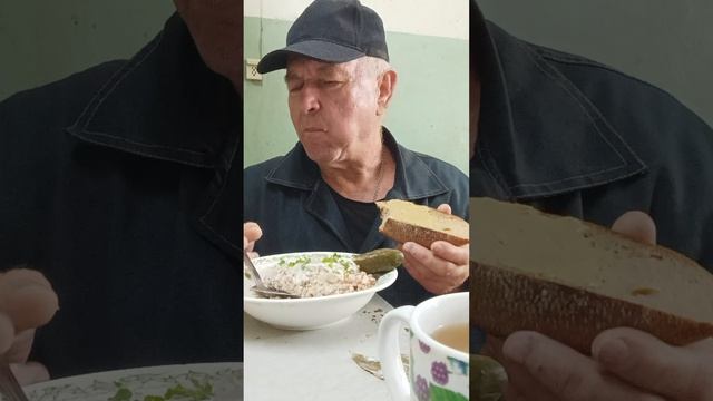 На обед чай и гречка с мясом. Приятного всем аппетита.