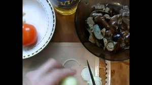Закуска из опят с помидорами.