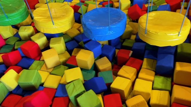 Пришли в большой детский игровой центр. Играем в прятки, веселимся, играем с детской кухней.
