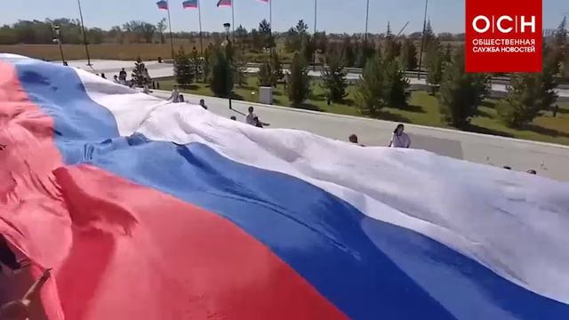 В Саратовской области на месте приземления Юрия Гагарина развернули 100метровый российский триколор.