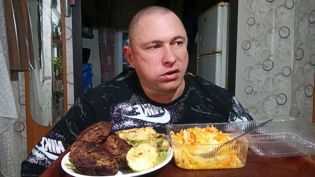 мукбанг/обжорыч/еда на камеру/Котлетки жареные/жареные кабочки /салат здоровяк/