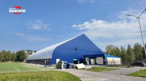 Устраняют замечания на каркасно-тентовом сооружении корта