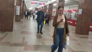 Станция метро Ленинский проспект интерьер пассажиры поезда Ленинград (Санкт-Петербург)