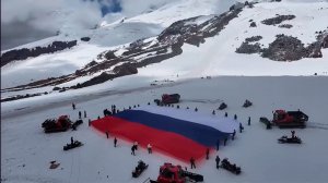 Огромный триколор развернули на Эльбрусе ко Дню российского флага