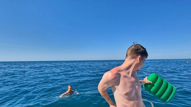 Отдых у моря. Морские будни. Прыжки парашютистов.