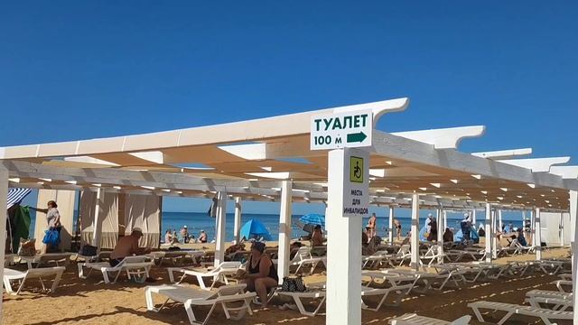 На пляже предлагают любые экскурсии по Краснодарскому краю.