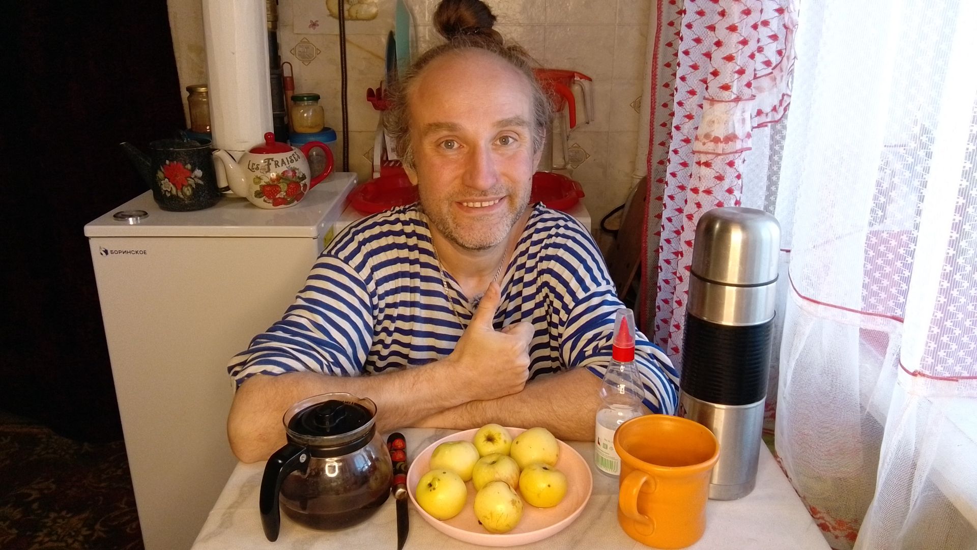 Перекус яблочками. Бахчевые на улице половинками. Мукбанг. Обжор. Еда на камеру. Диета. Шизофрения.