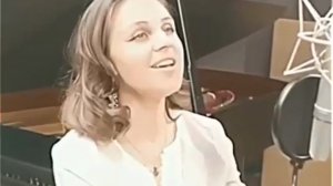 Как же жалко, что на сцене те, кого мы видим. А эта девушка просто поет и наслаждается жизнью