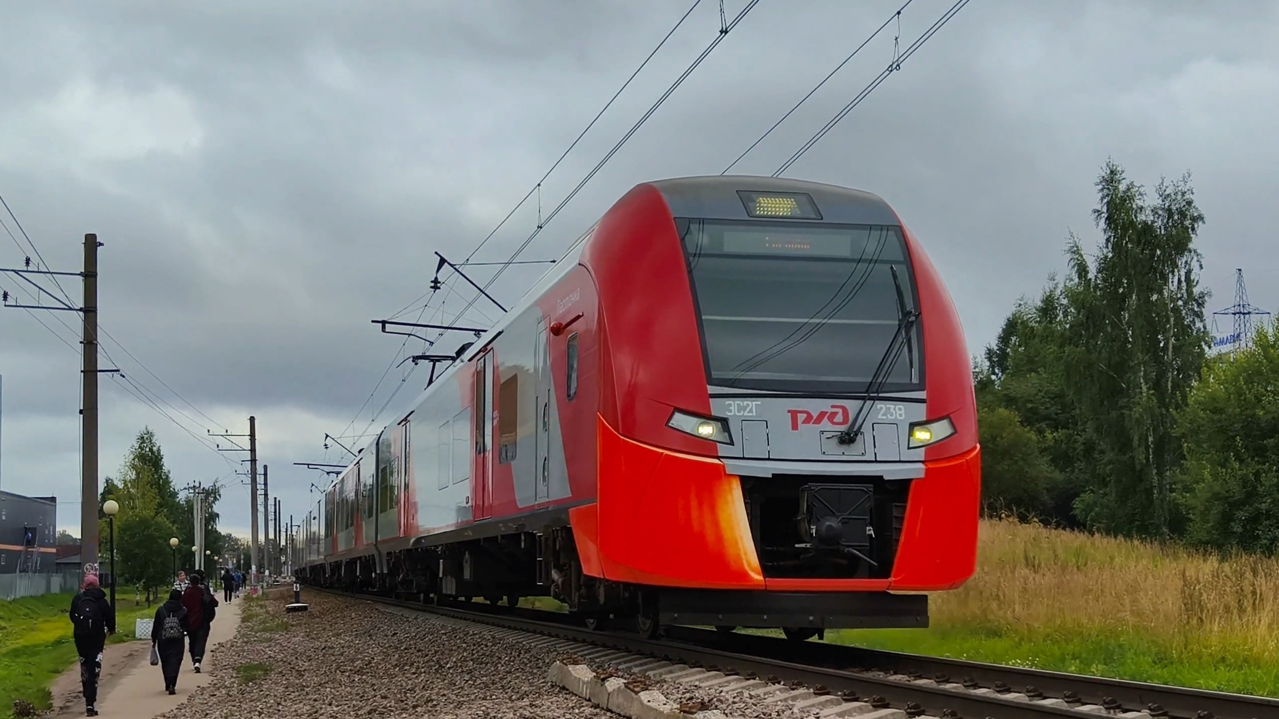 ЭС2Г 238 Ласточка сообщением Санкт-Петербург  - Сосново отправляется от станции Девяткино