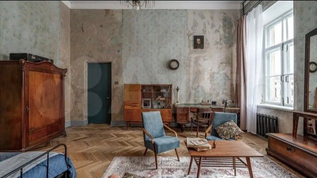 Однокомнатная квартира на Невском проспекте с окнами на реку Мойку в доме 1741 года