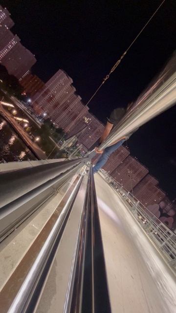опасные отжимания на мосту