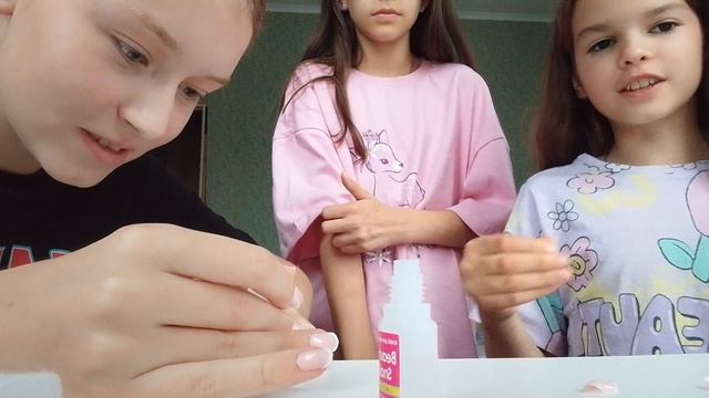 Мы клеим ногти