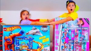 Папа ВЫБРОСИЛ все наши ИГРУШКИ?! Больше мы не играем...