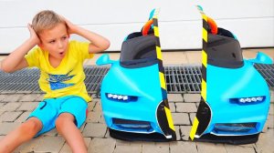 Влад и Никита делятся игрушками