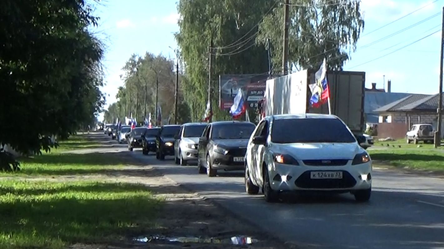 Автопробег в городе Вязники, посвященный Дню Государственного флага России. Съемка 22.08.2026
