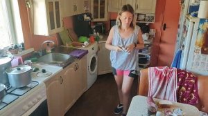 Утро, завтрак, покрываем доски лаком для бани