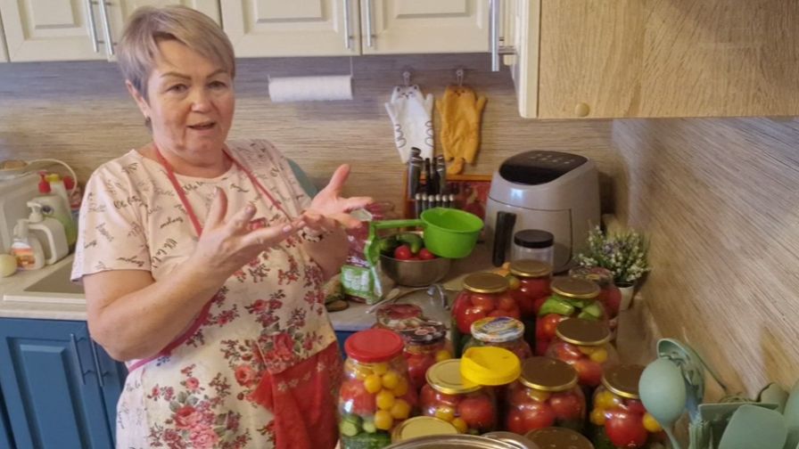 ЛЁШИК ЗАНИМАЕТСЯ СВОИМИ ДЕЛАМИ А У МЕНЯ ЗАГОТОВКИ МАРИНОВАННОЕ АССОРТИ.