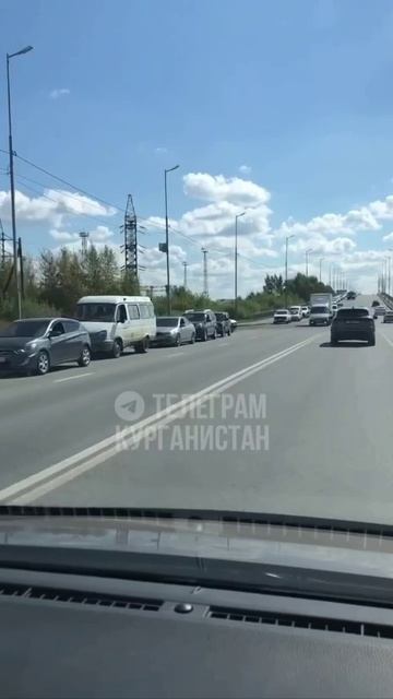 Огромные очереди из машин выстраиваются на заправки в Кургане