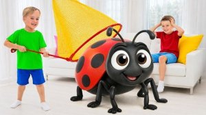 Дети ловят ГИГАНТСКИХ насекомых дома и узнают интересные факты!