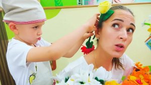 Влад играет в цветочном магазине - сюрприз для мамы