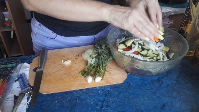 Субботний салатик: Помидорка🍅+Огурчик🥒+🧄🧅=🥗