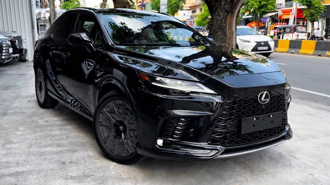 Lexus RX 500h 2026 года стильный спортивный внедорожник. Обзор автомобилей