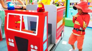 Влад и мама играют в профессии в игровом центре для детей