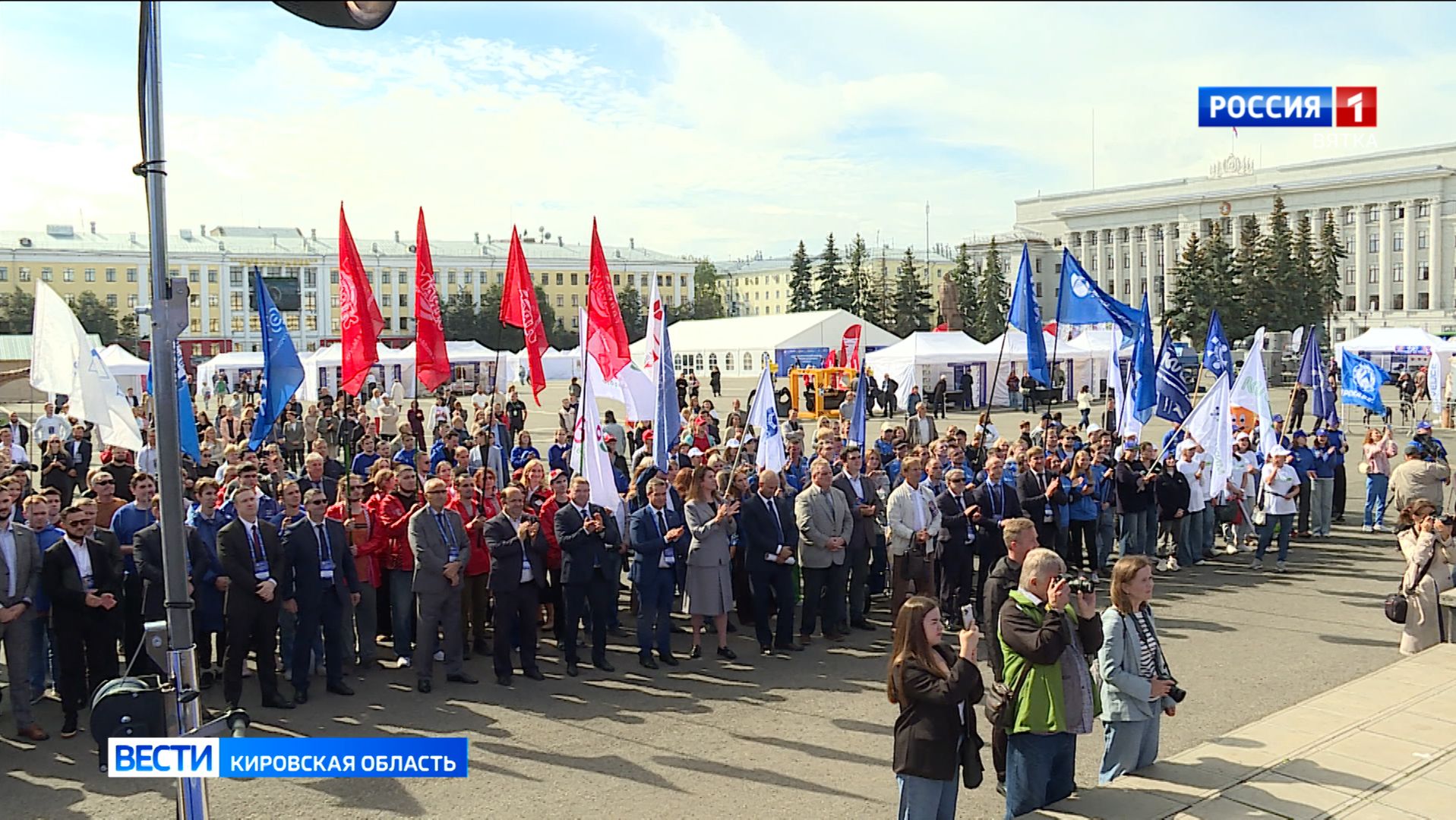 На Театральной площади Кирова проходит выставка Межрегионального форума по промышленному туризму