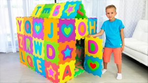 Влад и Никита играют и строят цветной игровой домик
