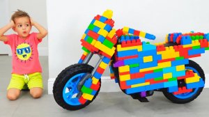 Влад и Никита катаются на игрушечном спортбайке и играют с игрушками