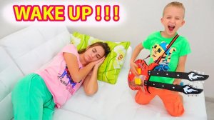 Влад и Никита играют в музыкантов и будят маму