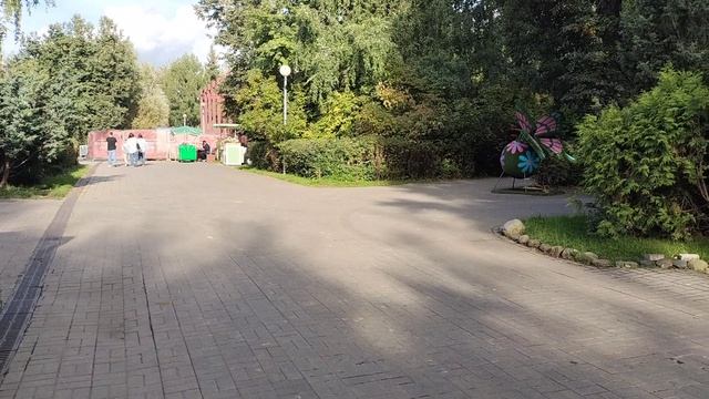 Иду на выступление.Главная сцена парка 