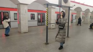 Станция метро Лесная интерьер пассажиры поезда Ленинград (Санкт-Петербург)