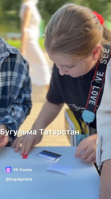 На пешеходной зоне улицы Ярослава Гашека прошел мастер-класс по изготовлению Государственного флага