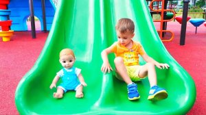 Влад и Никита играют с куклами на детской площадке