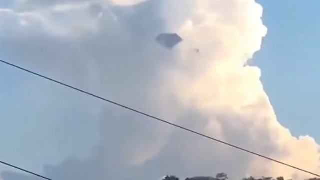 Корабль в Облаках Над Лос-Анджелесом