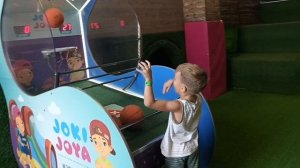 😱 УСПЕТЬ ВСЁ В ДЖОКИ ДЖОЯ! Тарзанка, батуты и бассейн из 10 000 шаров!