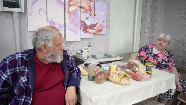 Пенсионерка купила покушать Потратила больше 4000 Тысяч рублей Из чего она приготовит вкусное блюдо?