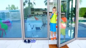 Влад и Никита играют на улице в игрушки с мамой
