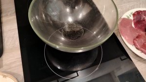 Готовлю огурцы с куркумой. Приготовила ужин.
