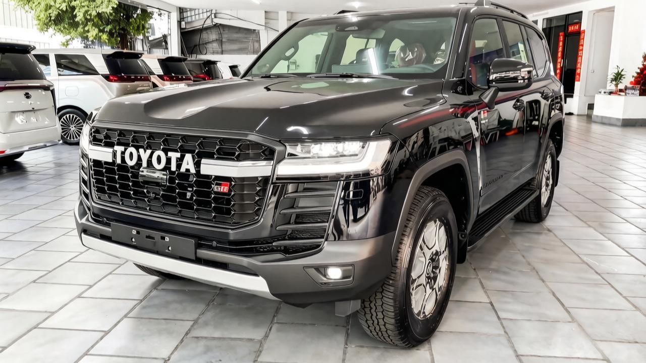 Новая TOYOTA LAND CRUISER GR SPORT HEV 2026 года — отличный внедорожник для тяжелой работы. Обзор
