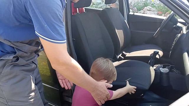 Закапываю кольца. Пришёл помощник. Возим землю.