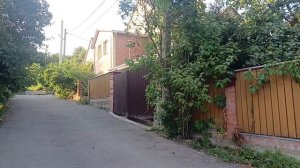 В парке. Красивая улица.