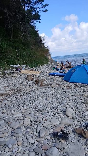 Красивое уединенное место между двумя скалами на Чёрном море в Архипо-Осиповке