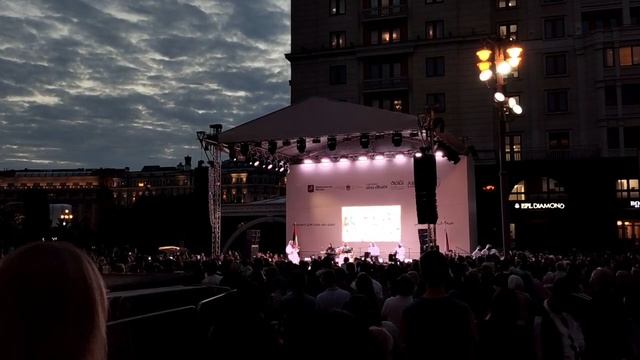 В День Государственного флага России в центре Москвы у Красной площади устроили арабский фестиваль
