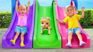 Алиса и Кукла веселятся на игровой площадке