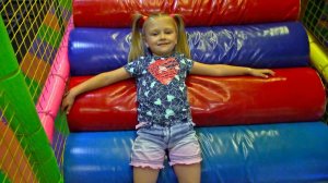 Развлекательный Центр для Детей Огромный ЛАБИРИНТ Прыгаем на БАТУТАХ Indoor Playground for